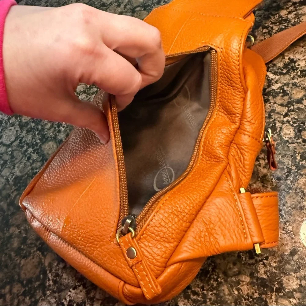 Amerileather Grylls Petite Sling Purse - Picture 7 of 12